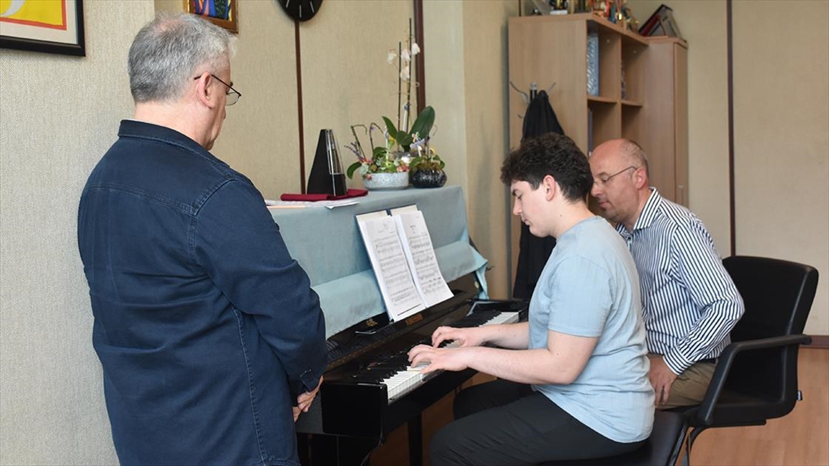 Konservatuvardan Mezun Olan Otizmli Öğrenci, Akademik Kariyer Düşünüyor