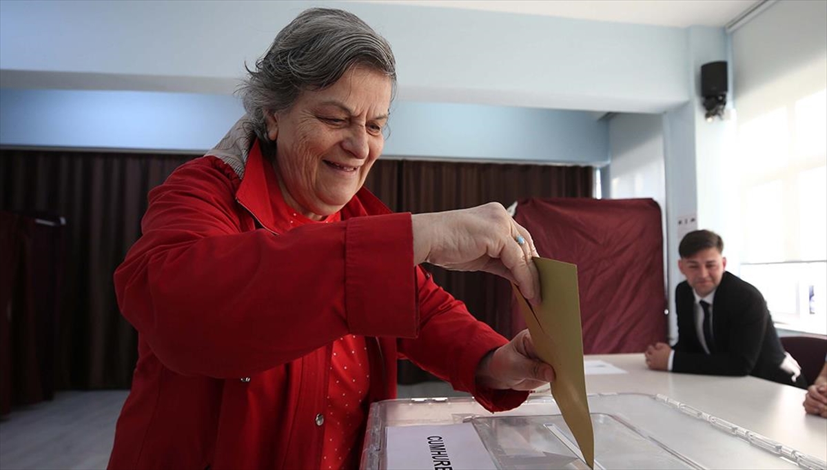 Türkiye'nin En Büyük Adası Gökçeada Ve Köyü Olmayan Tek İlçesi Bozcaada'da Seçmenler Sandık Başında