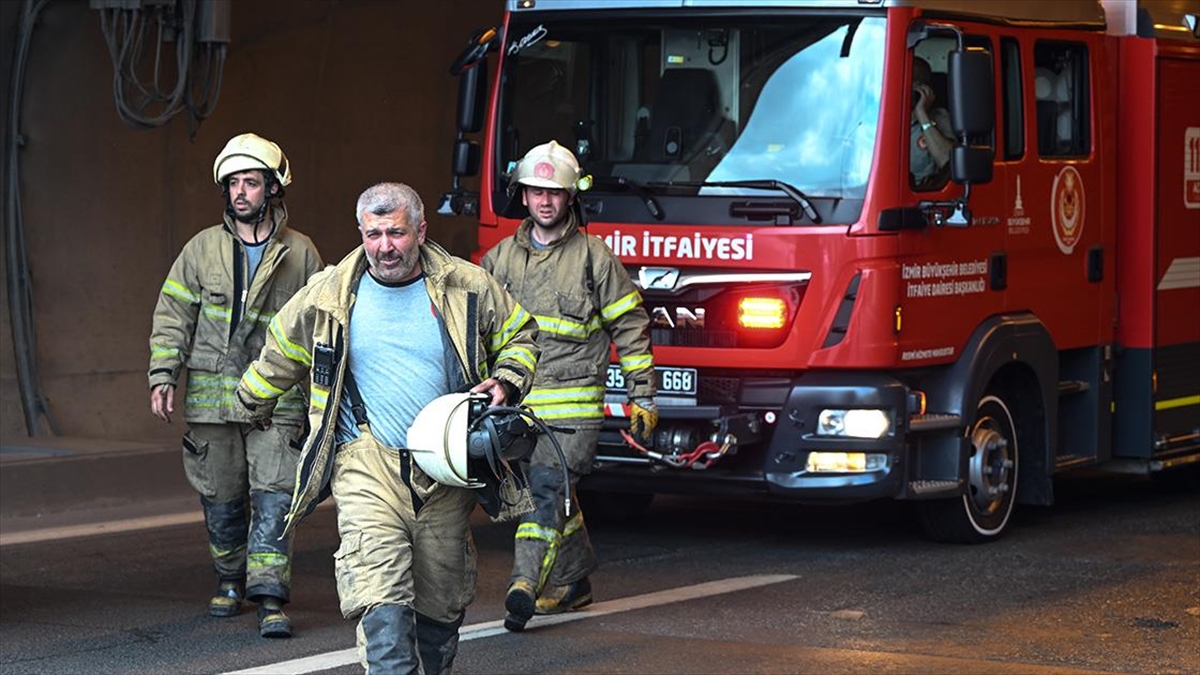 İzmir'deki Bayraklı Tünelleri'nde Tır Yandı