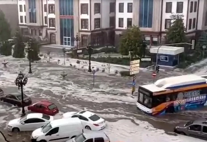 Başkent sağanak yağışa teslim oldu! Keçiören Belediye Başkanı tepki gösterdi: "Ankara'ya deniz geldi!"