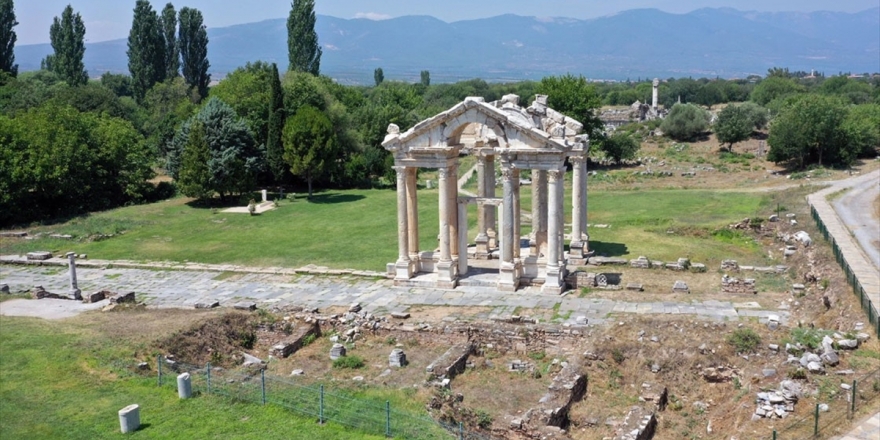 Afrodisyas'ın 'İstiklal Caddesi' Gün Yüzüne Çıkarılıyor