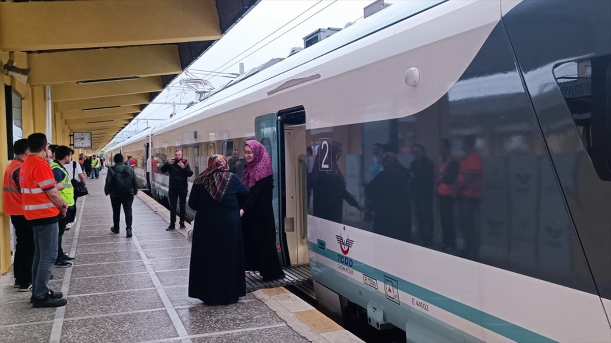 Bakan Karaismailoğlu, Milli Elektrikli Trenin Üçüncü Setinin Yakında Raylara İneceğini Açıkladı