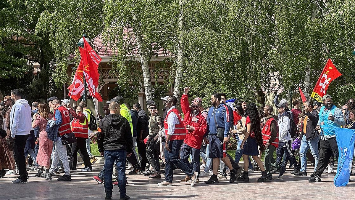 Fransa'da "Disneyland Paris" Çalışanları Greve Gitti