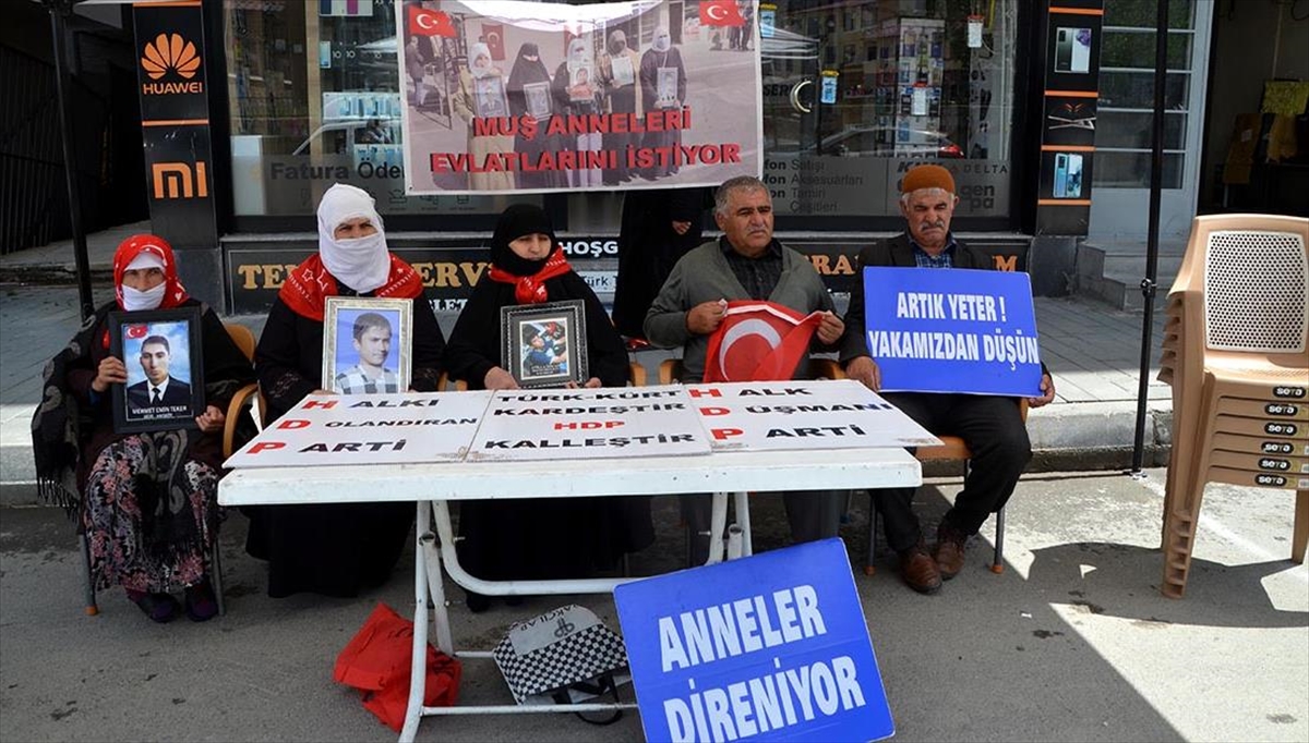 Muş'ta Aileler Hdp Önündeki Eylemlerinde 100. Haftayı Geride Bıraktı