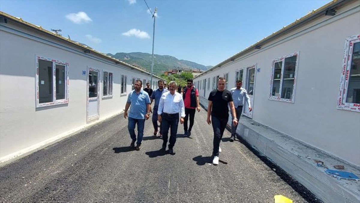 Hatay'da Yapımı Tamamlanan 162 İş Yeri Depremzede Esnafa Teslim Edildi