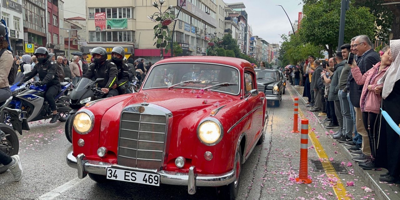 Klasik Otomobil Tutkunları, Isparta'da "Gül Festivali"nde Buluştu