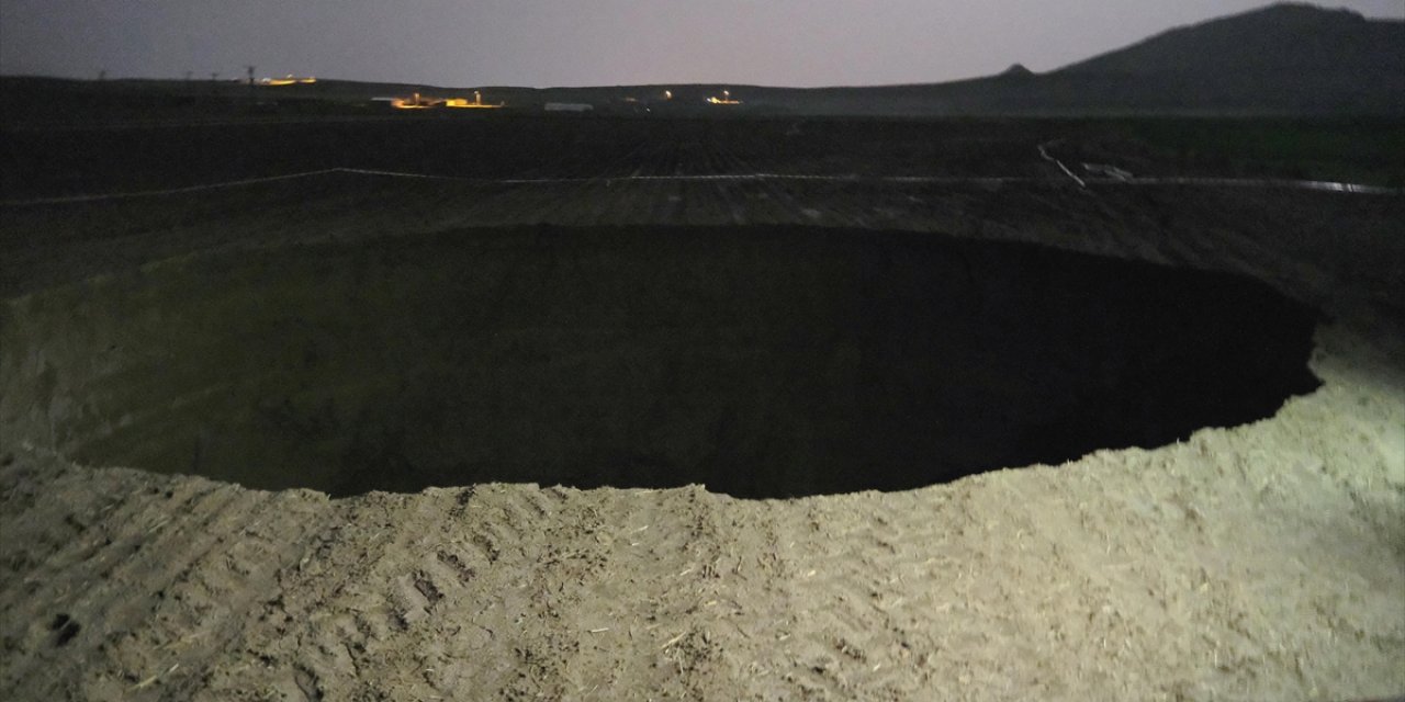 Konya'da 25 Metre Çapında, 15 Metre Derinliğinde Obruk Oluştu