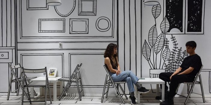 Eskişehir'deki Kafe Müşterilerini Siyah Beyaz Çizgi Romanların Karakteri Gibi Hissettiriyor