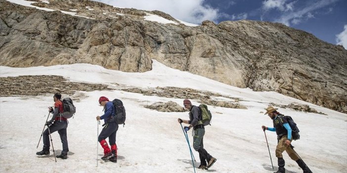 Tunceli'nin Kar Ve Baharın Bir Arada Olduğu Zirveleri Dağcıları Cezbediyor