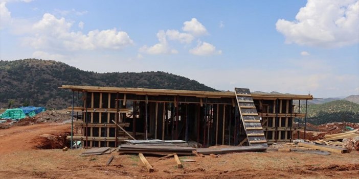 Kilis'te Depremzedeler İçin Yapılan Köy Evlerinin İnşası Sürüyor