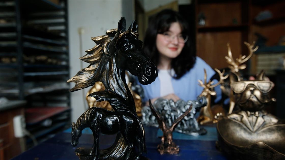 Babasının Bir Zamanlar Satışını Yaptığı Dekoratif Ürünlerin İmalatını Yapıyor