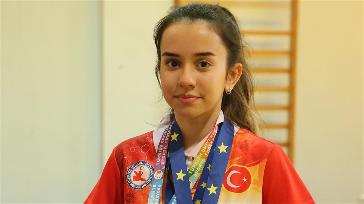 Cimnastik, Yüzme Ve Teniste Başarılı Olan Genç Sporcu, Wushuda Dünya Şampiyonu Olmak İçin Çalışıyor