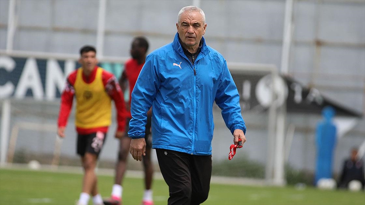 Sivasspor Teknik Direktörü Çalımbay, Genç Oyunculara Şans Vermeyi Planlıyor