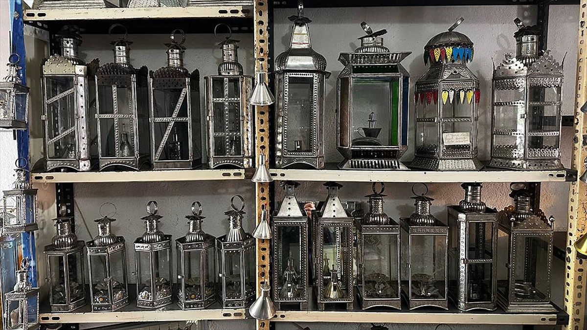 Geçmişte Aydınlatmayı Sağlayan Fenerler Günümüzde Hediyelik Eşya Olarak Üretiliyor