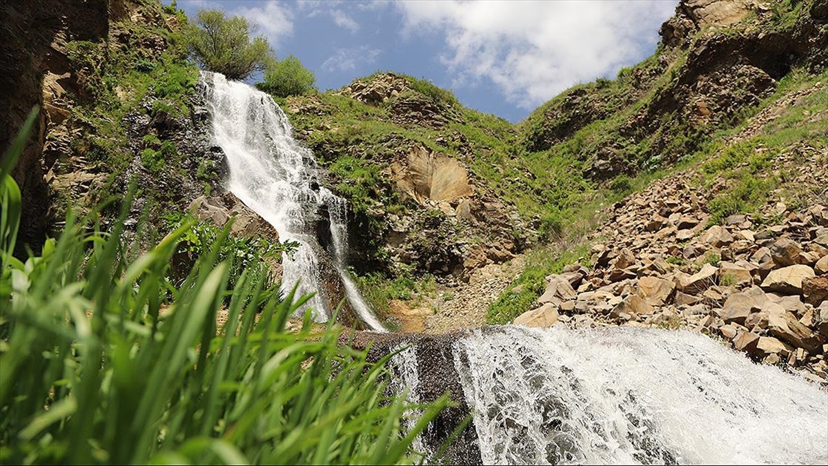 "uçan Su" Susuz Şelalesi, Kar Ve Yağmur Sularıyla Daha Coşkun Akıyor