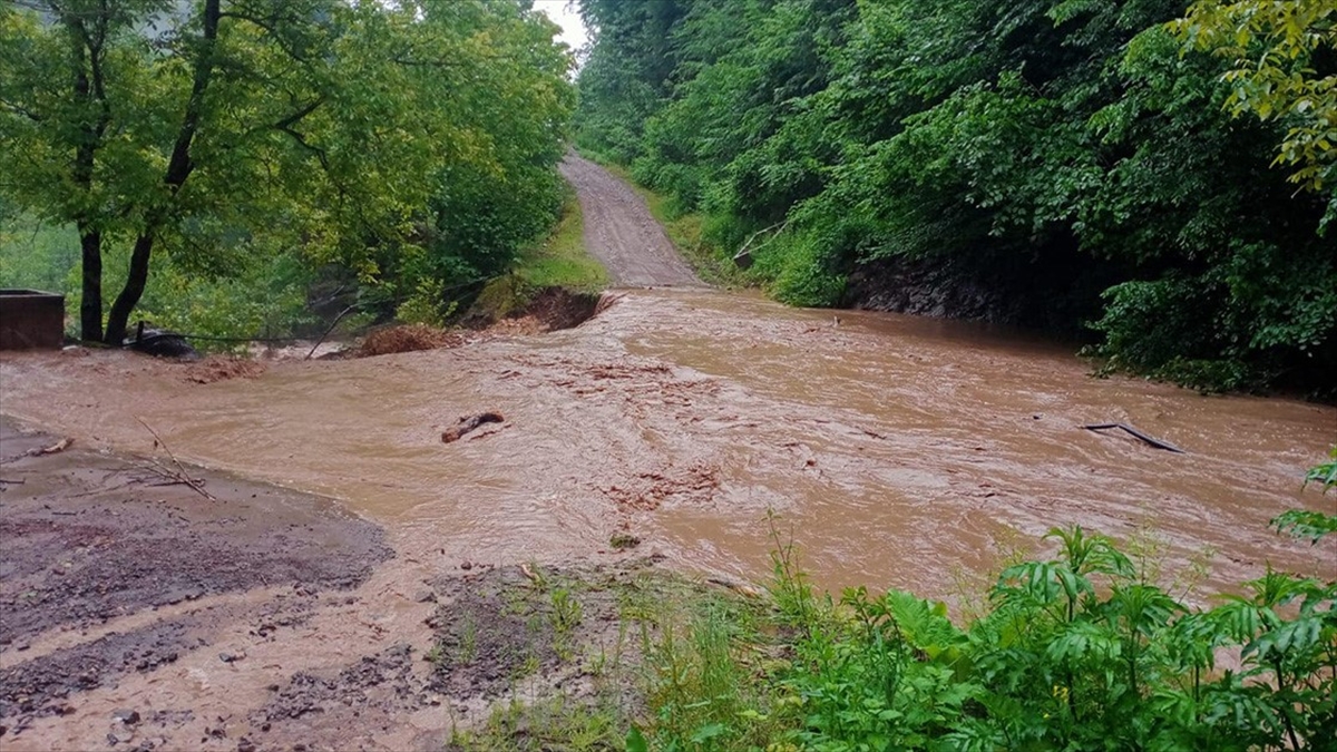 Tokat'ta Sağanak Nedeniyle 5 Mahalleye Ulaşımı Sağlayan Yol Ulaşıma Kapandı
