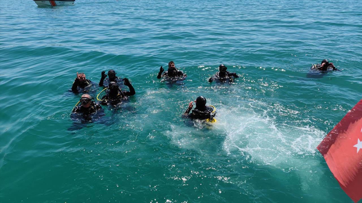 Dalgıçlar, Van Gölü'nün Derinliklerinde Temizlik Yaptı