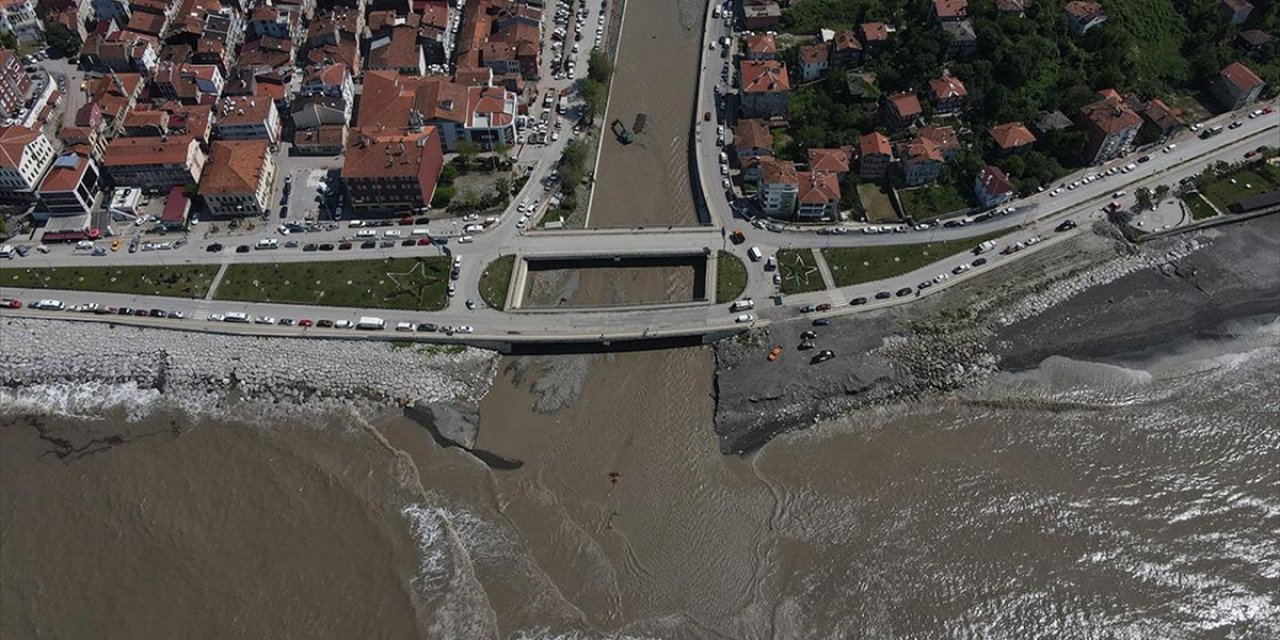 Kastamonu'da Denizin Rengi Kahverengiye Döndü