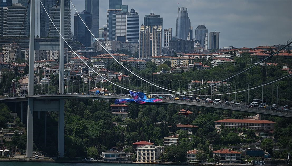 Uefa Şampiyonlar Ligi Finalistlerinin Bayrakları İstanbul Boğazı'nda Dalgalanıyor