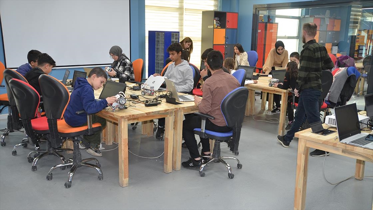 Yüksekovalı Öğrenciler Teknoloji Atölyelerinde Kendilerini Geliştiriyor