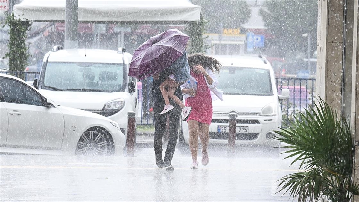 Yurdun Batı Kesimleri İçin Yerel Kuvvetli Yağış Uyarısı