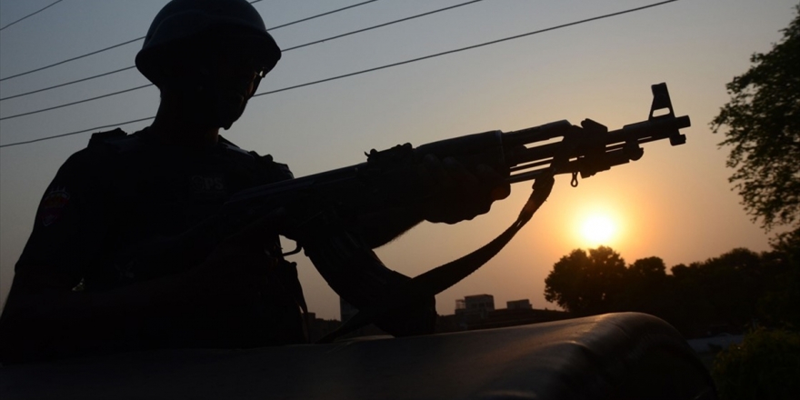 Pakistan'da Çifte Saldırı: 9 Ölü