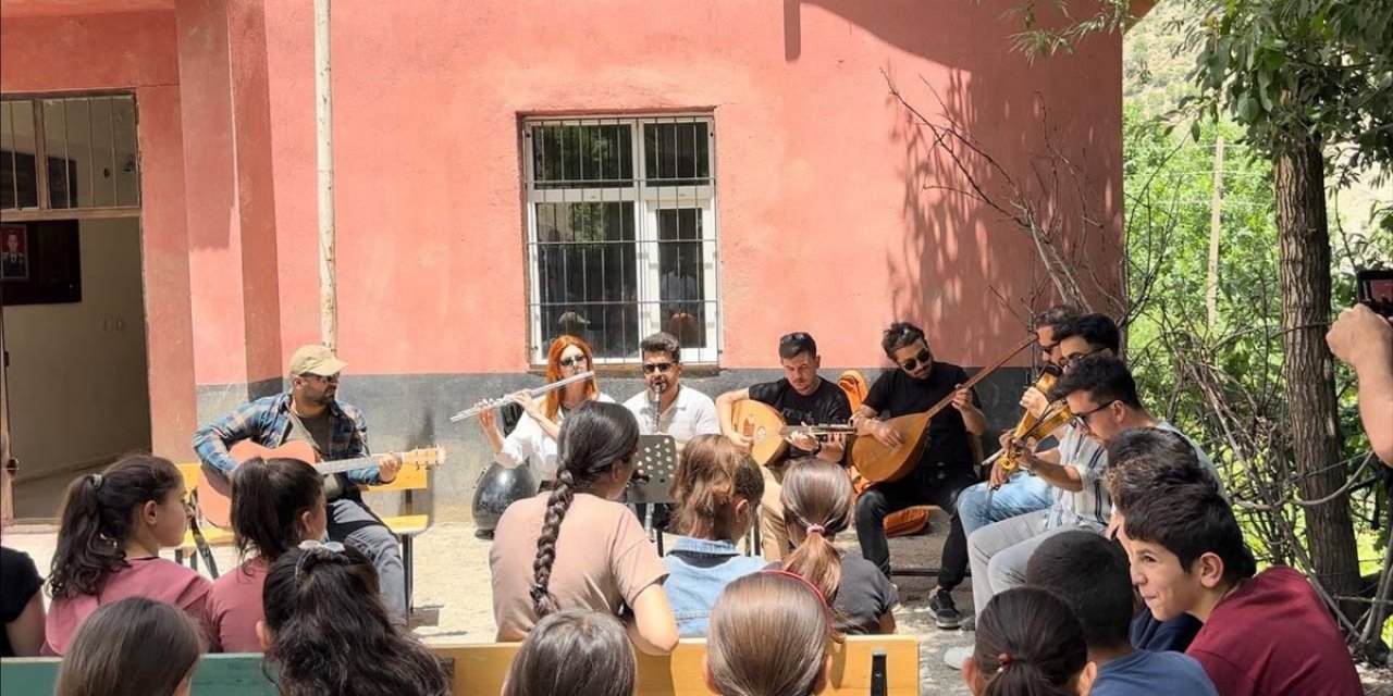 Hakkari'de Gönüllü Öğretmenler Köydeki Öğrencileri Müzikle Buluşturdu