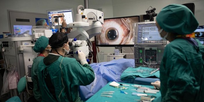 Türk Doktorların Ankara'daki Göz Ameliyatı İtalya'da Canlı İzlendi
