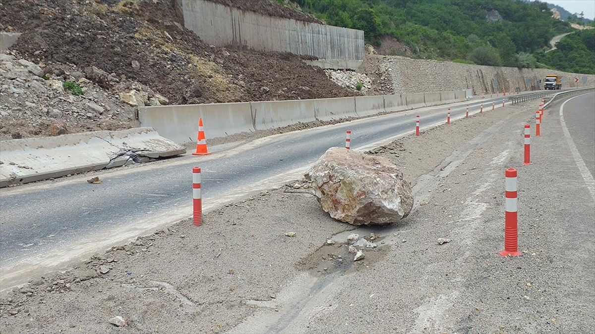 Ankara-zonguldak Yolu, Bolu Kesimindeki Heyelan Nedeniyle Tek Yönlü Trafiğe Kapatıldı