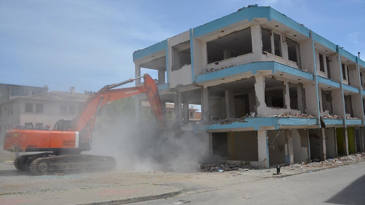 Kahramanmaraş'ta Ağır Hasarlı Yapıların Yıkımı Sürüyor