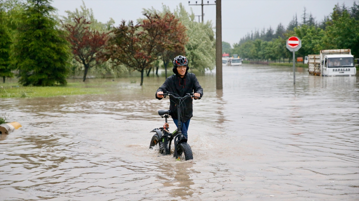 Eskişehir'de Sağanak Ve Dolu Etkili Oldu