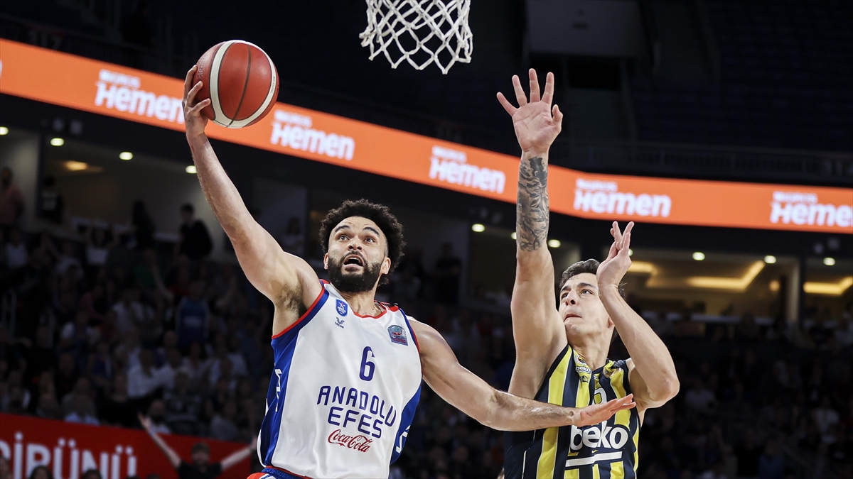 Türkiye Sigorta Basketbol Süper Ligi'inde Anadolu Efes İlk Finalist Oldu