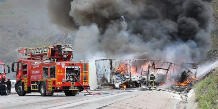 Erzincan'da İki Tırın Çarpışması Sonucu Çıkan Yangına Müdahale Ediliyor