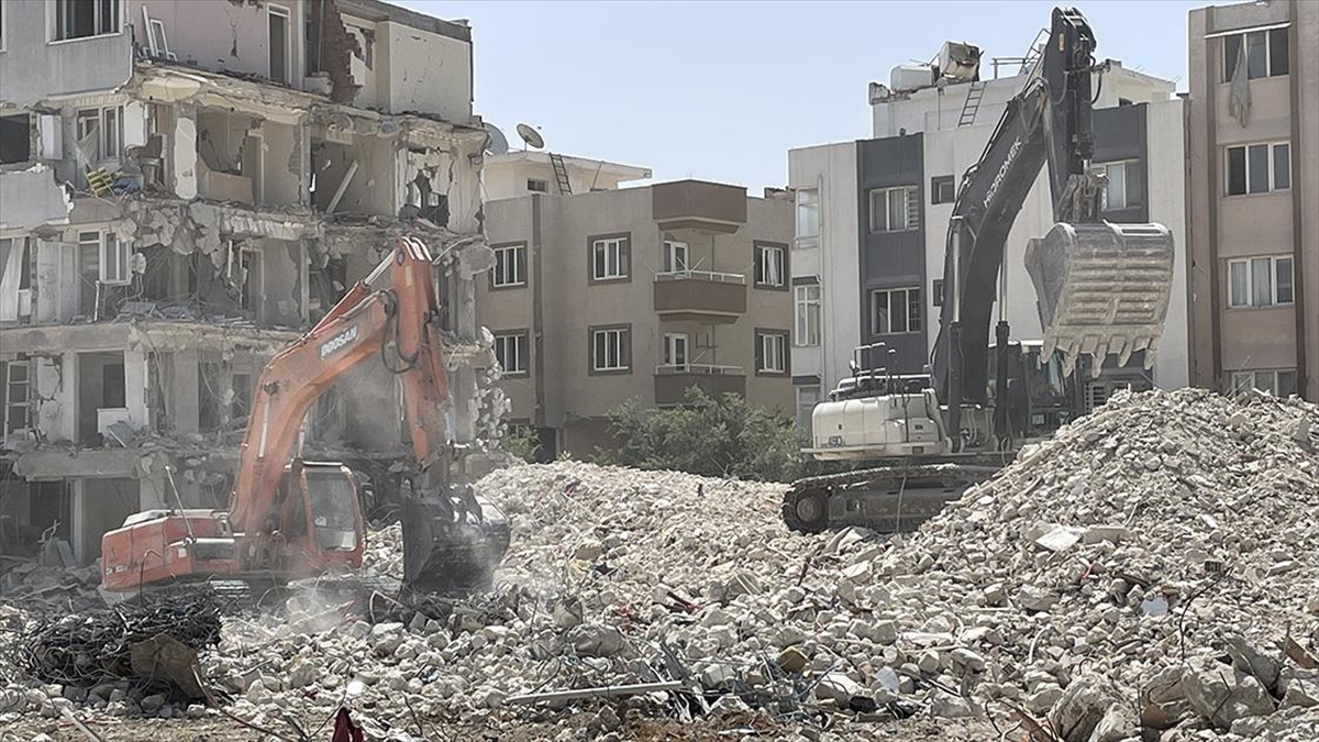 Depremlerden Etkilenen Hatay'da Ağır Hasarlı Binaların Yıkımı Sürüyor