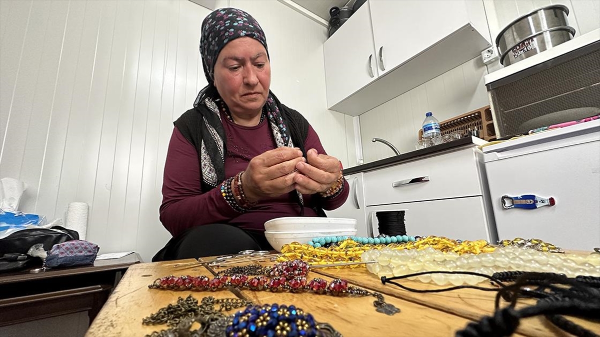 Depremzede Kadın Konteynerde Yaptığı El Emeği Ürünlerle Ev Ekonomisine Katkı Sağlıyor