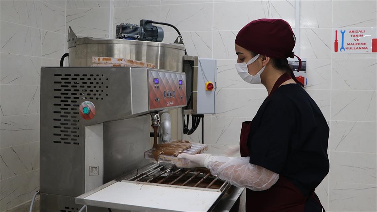 Liseli Şefler Çikolata Üretiminden 3 Ayda 500 Bin Lira Gelir Sağladı