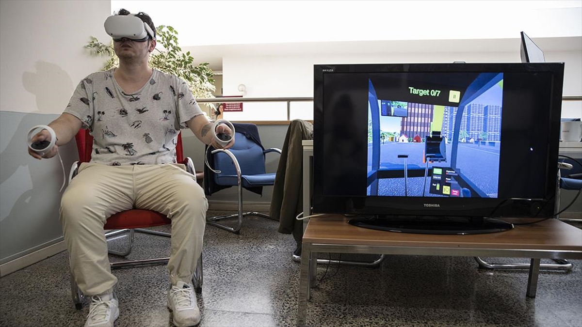 Üniversitelilerden İş Makinesi Ehliyet Eğitimlerini Destekleyici "sanal Gerçeklik" Teknolojisi