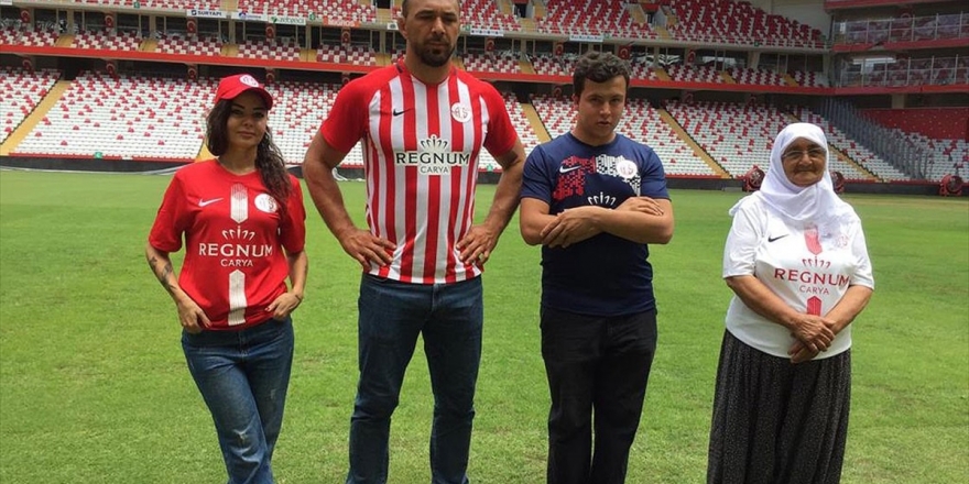 Antalyaspor'un Yeni Sezon Formalarını Başpehlivan Tanıttı