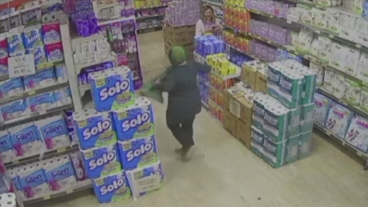 Denizli'de Girdiği Markette Bale Yapan Kadının Dansı Kamerada