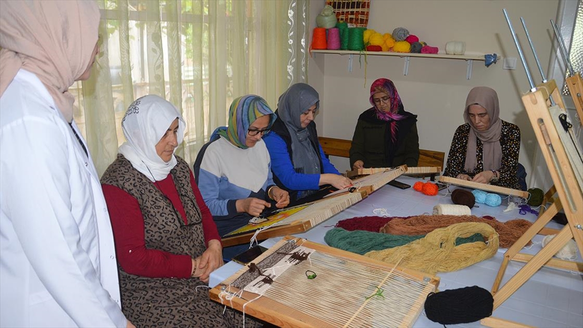 Sahil Kenti Sapanca'da Dokunan Yöresel Kilimler Turistlere Satılıyor