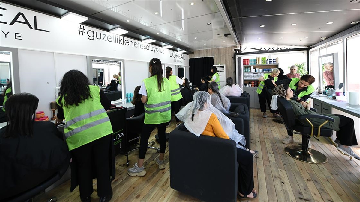 L'oreal'in Mobil Güzellik Servisleri Tırı Deprem Bölgesindeki Kadınlarla Buluştu