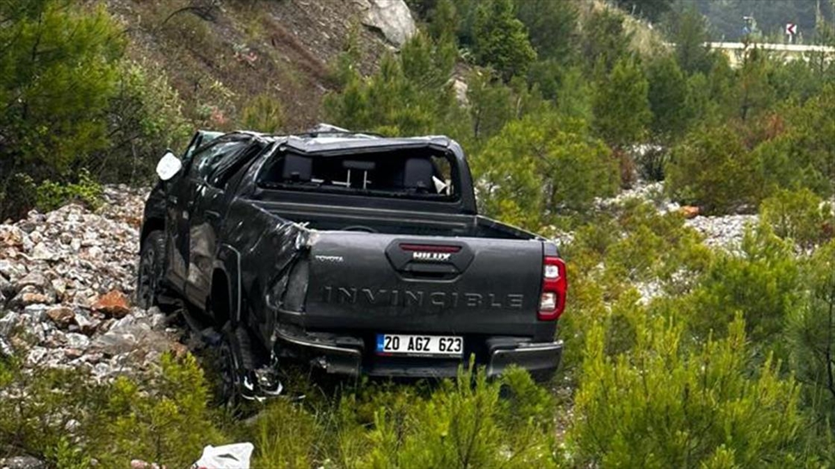 Eski Ekonomi Bakanı Nihat Zeybekci, Trafik Kazasında Yaralandı