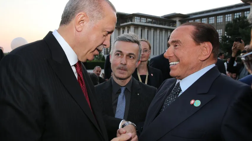 Eski İtalya Başbakanı Silvio Berlusconi hayatını kaybetti