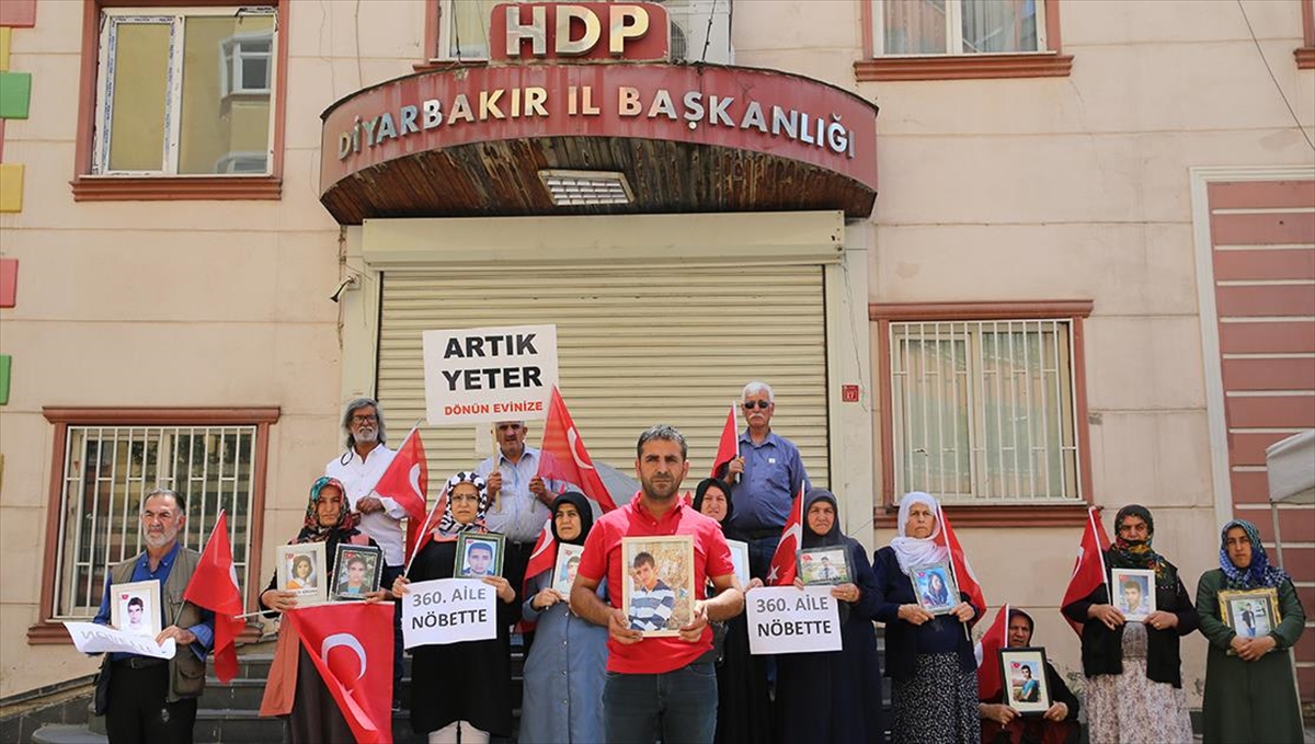 Diyarbakır'da Annelerin Başlattığı "evlat Nöbeti"ne Bir Aile Daha Destek Verdi