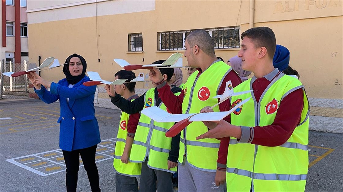 Özel Öğrenciler Maket Uçak Yaparak El Becerilerini Geliştirdi
