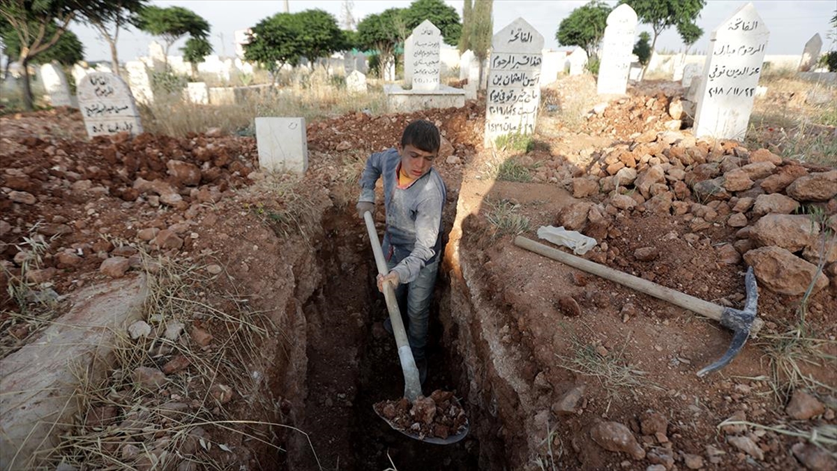 Suriye Ordusunun Yetim Bıraktığı Halepli Çocuk Ailesine Bakabilmek İçin Mezar Kazıyor