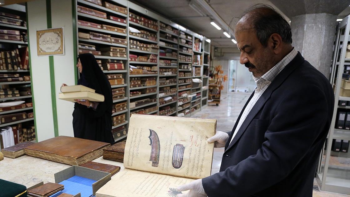 İran'daki Kütüphanede Yer Alan 120 Bini Aşkın Yazma Eser İlim Dünyasını Aydınlatıyor