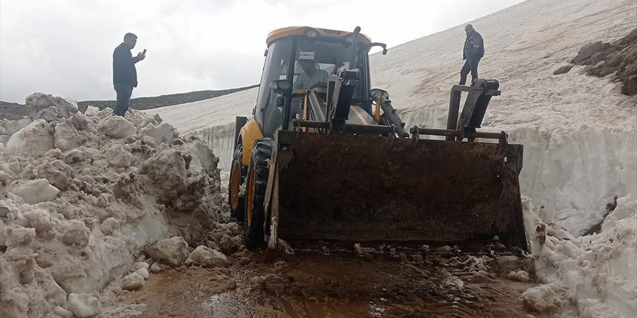 Kars'ta Yayla Yollarında Karla Mücadele Çalışması Sürüyor