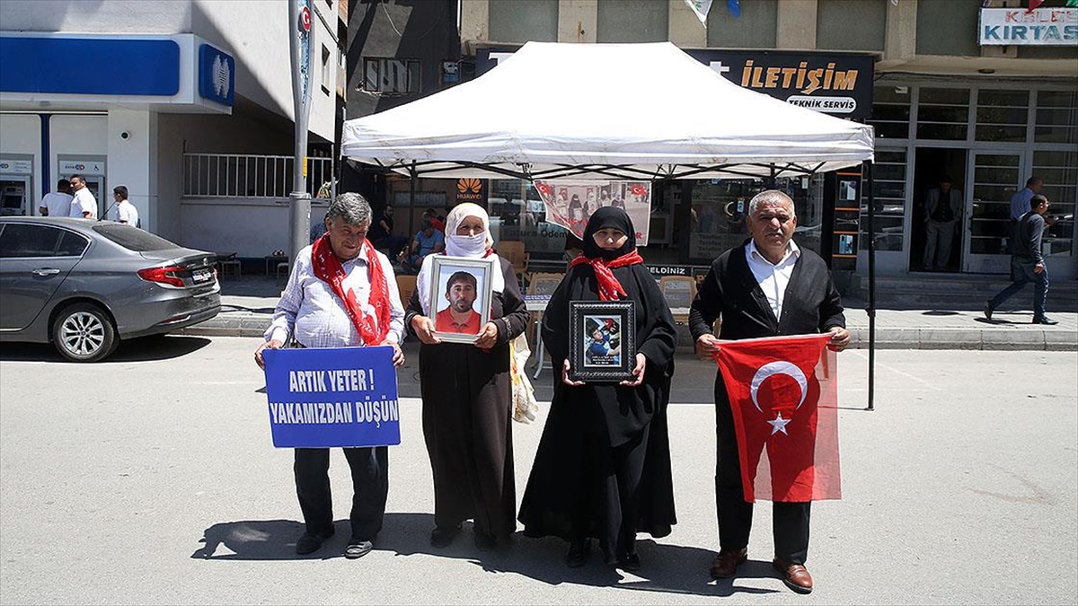 Muşlu Aileler Çocuklarına Kavuşma Ümidiyle Hdp Önündeki Eylemlerini Sürdürüyor