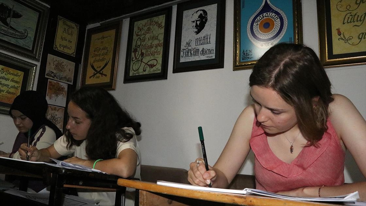 Gönüllülük Projesiyle Rusya'dan Çankırı'ya Gelen Gençler Kaligrafi Sanatını Öğreniyor